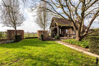 Ruime en luxueus afgewerkte villa met prachtige tuin, sauna en bijgebouwWelkom in deze uitzonderlijk verzorgde en instapklare woning, waar ruimte,...