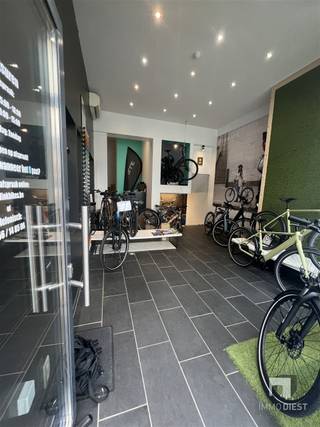 Deze commerciële ruimte in Scherpenheuvel biedt een uitstekende kans voor ondernemers die op zoek zijn naar een strategische locatie met een...