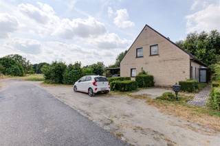 <p>Welcome to this unique home in Heffen, ideal for those who love peace, space, and green surroundings. Set on a beautiful 825 m² lot, the home offers approximately 149 m² of living space and a surprising array of possibilities.</p><p>The warm wooden interior and open floor plan create a cozy and inviting atmosphere. Large windows let in plenty of natural light and provide a beautiful connection to the green surroundings. The home features a fully equipped kitchen, a spacious living and dining room, four bedrooms, and a bathroom with a tub and shower. A practical utility room with connections for a washer and dryer adds to the convenience.</p><p>A special highlight is the extremely spacious attic, which offers plenty of additional possibilities. The outdoors is also a delightful place to spend time: the porch, various patios, and spacious garden provide ample privacy and space to enjoy the outdoors. Storage sheds and practical outbuildings offer additional storage space.</p><p>The green setting near nature and water combines tranquility with easy access via major thoroughfares.</p><p>A home with space, character, and potential that you definitely need to discover.</p><p>Request a tour at www.guldentopsvastgoed.be.</p>