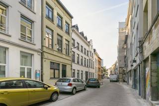 Viewing requests are handled by email.Behind the impressive façade of this listed 16th-century building, discover this trendy 3-bedroom apartment,...