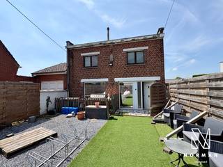 Bij het betreden van de woning kom je terecht in de leefruimte. Aansluitend bevindt zich de keuken, gevolgd door een berging/wasplaats. Verder beschikt de woning over een ruime garage.<br /><br />Achteraan de woning vind je een terras met een tuinhuis. Vooraan geniet je van een grote, volledig omheinde tuin.<br /><br />Daarnaast is er een droge kelder aanwezig, die extra bergruimte biedt.<br /><br />Op de eerste verdieping bevindt zich een ruime slaapkamer en een badkamer. Bovendien is er de mogelijkheid om hier een tweede slaapkamer te creëren.