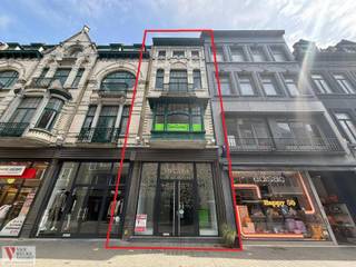 In het commerciële hart van Oostende, op een uiterst begeerde AAA-ligging in de Adolf Buylstraat 34, uitgevend op de Sint-Sebastiaanstraat,...