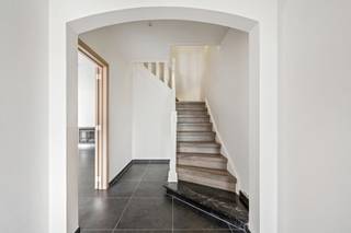 Deze gerenoveerde woning heeft een bewoonbaar oppervlak van maar liefst 403 m2. Er is een badkamer gelijkvloers aanwezig en er kan mits kleine aanpassing ook een slaapkamer gelijkvloers zijn.<br /><br />De indeling op de gelijkvloerse verdieping is als volgt: inkomhal, gastentoilet, woonkamer, open keuken, grote eetplaats (veranda / bureau / speelkamer ..), dubbele garage, bijkeuken, badkamer, tuin, bijgebouw en parkeerplaatsen voor een 5 tal wagens. Er is eveneens een droge kelder met waterontharder ter plaatse.<br />Op de eerste verdieping zijn 4 ruime slaapkamers aanwezig, nog twee badkamers en een apart toilet aanwezig. <br /><br />PLUSPUNTEN:<br />- 4 SLAAKPAMERS<br />- 3 BADKAMERS<br />- DUBBELE GARAGE<br />- VEEL PARKEERMOGELIJKHEDEN<br />- EPC B