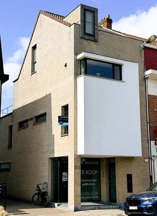 Gelegen op de 1ste verdieping van een kleinschalig gebouw in het gezellige Mariaburg, biedt dit hoogwaardige appartement een toplocatie met winkels, scholen en openbaar vervoer op wandelafstand. De indeling omvat een ruime inkomhal, een lichtrijke woonkamer met directe toegang tot het zuidwestelijk georiënteerde terras van 20 m² — een oase van privacy en rust — en een open keuken die is ingericht met kwalitatief keukenapparatuur en aanpalend een praktische berging / wasplaats. De badkamer is ruim en voorzien van douche, toilet en lavabo, terwijl de slaapkamer verrast met zelfgemaakte dressingkasten voor optimale opbergruimte. Het appartement is afgewerkt met kwalitatieve en energiebesparende materialen en beschikt over een EPC-label B, inclusief een conforme elektriciteitskeuring. Overtuig jezelf van dit hoogwaardige appartement, het fantastische terras en zijn schitterende ligging; neem vandaag nog contact op voor een bezichtiging of meer informatie.