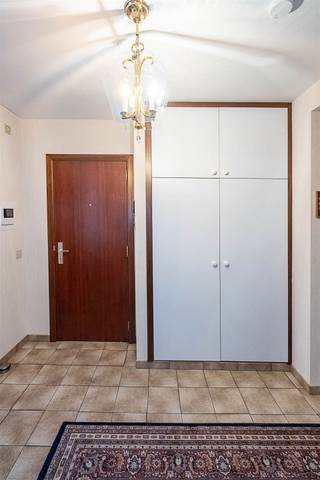 <p><span>Ligging:</span></p><p><span> </span></p><p><span>Verzorgd appartement op de 2de verdieping van een klein gebouw (1988) met lift gelegen in een vrij rustige straat die uitgeeft op het Te Boelaerpark. ook het Boekenbergpark bevindt zich op wandelafstand en in de directe omgeving is er een aanbod van buurtwinkels, supermarkten, scholen en toegang tot het openbaar vervoer.</span></p><p><span> </span></p><p><span>Indeling:</span></p><p><span> </span></p><p><span>Inkomhal met videofoon en ingemaakte vestiairekast, ruime woonkamer (35 m²) met laminaatvloer en breed raam met dubbele beglazing, ruime, ingerichte keuken met plaats voor ontbijt/eettafel, badkamer met ligbad, apart wc en achteraan 3 slaapkamers!, waarvan 1 met toegang tot het terras. Het terras is zuidoost gericht.<br />Op het gelijkvloers van het gebouw is er nog een individuele berging. achter het gebouw is er een garagecomplex, toegankelijk via een centrale toegangspoort, waar een garagebox beschikbaar is. Deze dient mee aangekocht te worden (+ € 27.000)</span></p><p><span> </span></p><p><span>Technische kenmerken:</span></p><p><span> </span></p><p><span>EPC Label B (geen renovatieplicht), asbestveilig, overal dubbele beglazing, vooraan elektrische zonnescreens (woonkamer en keuken), elektriciteit conform, dak gebouw geïsoleerd, individuele CV op aardgas (Vaillant combi-ketel)</span></p>