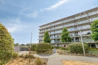 Dit lichtrijke en energiezuinige appartement met twee slaapkamers bevindt zich op een uitzonderlijke locatie, pal aan het station van Brugge en uitkijkend op het Marie Popelinplantsoen. Met een gunstig EPC-label B geniet je hier van een laag energieverbruik en een hoog wooncomfort. <br /><br />Dankzij de centrale ligging bevinden winkels, openbaar vervoer en het historische stadscentrum zich allemaal op wandelafstand. Dit maakt het appartement niet alleen interessant voor eigen bewoning, maar ook als waardevolle investering. <br /><br />Het appartement is uitermate praktisch ingericht. Via de inkomhal met grote vestiairekast en gastentoilet kom je in de aangename leefruimte met open keuken, uitgerust met een handige, centrale stopcontacttoren in het werkblad. De grote raampartijen zorgen voor veel lichtinval en geven toegang tot het terras van 10 m². Vanaf het terras geniet je van een rustgevend, groen uitzicht op het Minnewaterpark én een prachtig zicht op de iconische torens van Brugge.<br /><br />Verder beschikt het appartement over een functionele berging, een badkamer en twee comfortabele slaapkamers, waarvan één slaapkamer is voorzien van een extra terras.<br /><br />Indeling: <br />-1°V.: <br />- Kelderberging 1/7c<br /><br />7°V.: <br />- Inkomhal met ruimte voor een vestiaire<br />- Lichtrijke woonkamer<br />- Open keuken <br />- Functionele berging met aansluitingen voor wasmachine en droogkast<br />- Twee volwaardige slaapkamers <br />- Badkamer voorzien van een douche en een wastafel<br />- Afzonderlijk toilet<br /><br />Bestuursmaatregelen in het maatregelenregister: nee