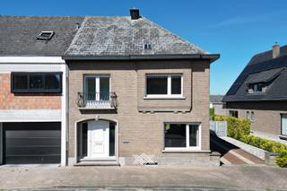 Deze halfopen woning in de Voetbalstraat te Zottegem biedt een rustige woonomgeving op een boogscheut van het centrum. Winkels, scholen, openbaar vervoer en belangrijke invalswegen zoals de N42 en de E40 bevinden zich vlakbij, waardoor je geniet van een vlotte bereikbaarheid in alle richtingen.<br /><br />Binnenin valt meteen de heldere en ruime indeling op. Het gelijkvloers omvat een inkomhal, een lichtrijke leefruimte en een volledig uitgeruste keuken. Aansluitend bevindt zich een extra zitruimte met toegang tot de kelder. Op de eerste verdieping vind je drie ruime slaapkamers en een badkamer met ligbad, wastafel en toilet. De zolderverdieping (ca. 49 m²) biedt extra opslagruimte of mogelijkheden voor uitbreiding.<br /><br />In de zonnige westgerichte tuin kan je in alle rust en stilte genieten van het buitenleven. Het perceel is diep en aangenaam ingedeeld, ideaal voor wie houdt van privacy en ontspanning. Bijkomend is er een garagebox achteraan het perceel, bereikbaar via een lange oprit met automatische poort die plaats biedt aan meerdere wagens — een bijzonder grote troef op wandelafstand van het centrum van Zottegem.<br /><br />EPC E / EK niet conform / Niet-asbestveilig / CV op aardgas<br /><br /><strong>Benieuwd naar deze woning nabij het centrum van Zottegem? Een vrijblijvende afspraak op de bezoekdag van 12 juni tussen 15u en 17u30 kan via leticia@landbergh.be of 09 225 25 24.</strong>