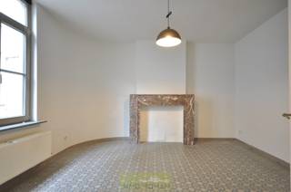 Deze woning bestaat op het gelijkvloers uit een inkomhall, bureauruimte, leefruimte, geïnstalleerde keuken, toilet, wasplaats en badkamer met ligbad en wastafel. Boven bevinden zich een ruime overloop en 2 slaapkamers.<br />Kelder aanwezig!<br />Gezellig terras achteraan.<br />Condensatieketel op aardgas.<br />De woning werd volledig geschilderd en is instapklaar.<br />Vrij vanaf heden.<br />Interesse, contacteer Immo Roman gsm 0472 35 92 86.<br />