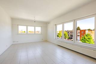 <p><span>Uitzonderlijk investeringsvastgoed te koop op toplocatie!</span></p><p><span>Dit appartementsgebouw is gelegen in een residentiële buurt in Destelbergen.</span></p><p><span>Het gebouw omvat 3 units, 1 appartement op het gelijkvloers, 1 op de eerste verdieping en 1 op de tweede verdieping; en een aparte garagebox.</span></p><p><span>Alle appartementen bevatten 2 slaapkamers, een ingerichte keuken en badkamer, een lichtrijke woonkamer en inkomhal.</span></p><p><span>De appartementen op het gelijkvloers en de eerste verdieping zijn verhuurd. Het appartement op de tweede verdieping staat klaar voor herverhuur.</span></p><p><span>Het gebouw is goed onderhouden, en is in goede staat! In elk appartement is er individuele verwarming op aardgas, en HR-glas aanwezig.</span></p><p><span>Ook interesse in deze unieke kans? Contacteer ons voor meer informatie en om uw bezoek te plannen.</span></p><p><span>Si in aanvraag; EPC 230, uc 1046357; EPC 263, uc 1831755; EPC 352, uc 2713940; </span></p><p><span>P-score A; G-score A; </span><span>Bestuursmaatregelen in het maatregelenregister: nee.</span></p><p><span> </span></p><p><span> </span></p>