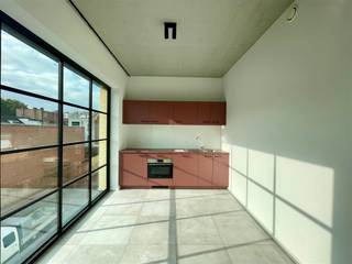 <p><span>STUDIO CONFORTABLE AVEC BALCON</span></p><p><span> </span></p><p><span>La Résidence John Martin est située dans la Tulpstraat/Klamperstraat à 2060 Anvers. Le nom de la résidence fait référence à l'ancienne brasserie. La proximité du Park Spoor Noord est un atout majeur. Une véritable oasis pour se détendre, faire du sport ou profiter de l'agréable bar d'été. Nous sommes également à distance de marche et de vélo de Het Eilandje, du centre ville animé et des transports publics. Nous sommes également à proximité de plusieurs collèges et universités. </span></p><p><span> </span></p><p><span>En arrivant dans cette résidence bien entretenue, nous prenons l'ascenseur jusqu'au premier étage pour découvrir un studio flambant neuf. Le studio dispose d'un hall d'entrée, d'un coin nuit, d'un coin salon et d'une cuisine équipée avec coin repas. Il dispose également d'une salle de bains, d'un débarras/buanderie et d'un balcon accessible depuis l'espace de vie. </span></p><p><span> </span></p><p><span>Les avantages en un coup d'œil : </span></p><ul><li><span>Situation centrale </span></li><li><span>Studio flambant neuf</span></li><li><span>Balcon en prolongement de l'espace de vie</span></li><li><span>Habitation économe en énergie grâce aux techniques les plus récentes</span></li><li><span>Place de parking dans le garage souterrain à 125,00 euros/mois + possibilité de louer un débarras à 30,00 euros/mois</span></li></ul><p><span> </span></p><p><span>Vous souhaitez obtenir plus d'informations ou vous êtes curieux de découvrir ce studio et peut-être d'en devenir le premier résident ? N'hésitez pas à demander une visite rapide via <span>info@pillar.estate</span></span><span> ou 033 695 695 </span>. </p><p><span> </span></p><p><span>A bientôt ! </span></p><p><span> </span></p>