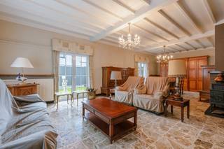 Charmante te renoveren gezinswoning met ruimte en veel potentieel in residentiële wijk<br /><br />Ontdek deze ruime, te renoveren gezinswoning met veel karakter en mogelijkheden, gelegen in een rustige, kindvriendelijke woonwijk in Drongen. De woning bevindt zich op een perceel van 619 m² en geniet van een uitstekende ligging nabij alle belangrijke invalswegen, openbaar vervoer, winkels en scholen.<br /><br />Op het gelijkvloers verwelkomt de inkomhal met vestiairekast je in een lichte en ruime leefruimte met natuurstenen vloer. Aansluitend vind je de ingerichte keuken met directe toegang tot de tuin. Verder zijn er op deze verdieping twee ruime slaapkamers met ingemaakte kasten, een badkamer met ligbad, douche en dubbel wasmeubel, en een apart toilet. De garage met automatische poort en de bijkeuken/wasplaats zorgen voor extra comfort en opbergruimte.<br /><br />Op de eerste verdieping bevindt zich een derde ruime slaapkamer en een grote zolder met tal van mogelijkheden; ideaal om extra kamers of een tweede badkamer te creëren. Het dak werd enkele jaren geleden reeds vernieuwd. <br /><br />Buiten geniet je van een volledig aangelegde tuin met tuinhuis, rechtstreeks toegankelijk vanaf de straatzijde. De ruime oprit biedt voldoende parkeergelegenheid. Bovendien beschikt de woning reeds over dubbele beglazing en elektrische rolluiken.<br /><br />De zuidwestgerichte tuin zorgt voor een prachtige lichtinval en een zalige buitenbeleving.<br /><br />Kortom: deze woning combineert ruimte, rust en een topligging; de ideale kans voor wie op zoek is naar een gezinswoning met solide structuur en renovatiepotentieel in het hart van Drongen.<br /><br />Interesse? CONTACT Laura via 0473 41 35 62 of email naar laura@vicusvastgoed.be