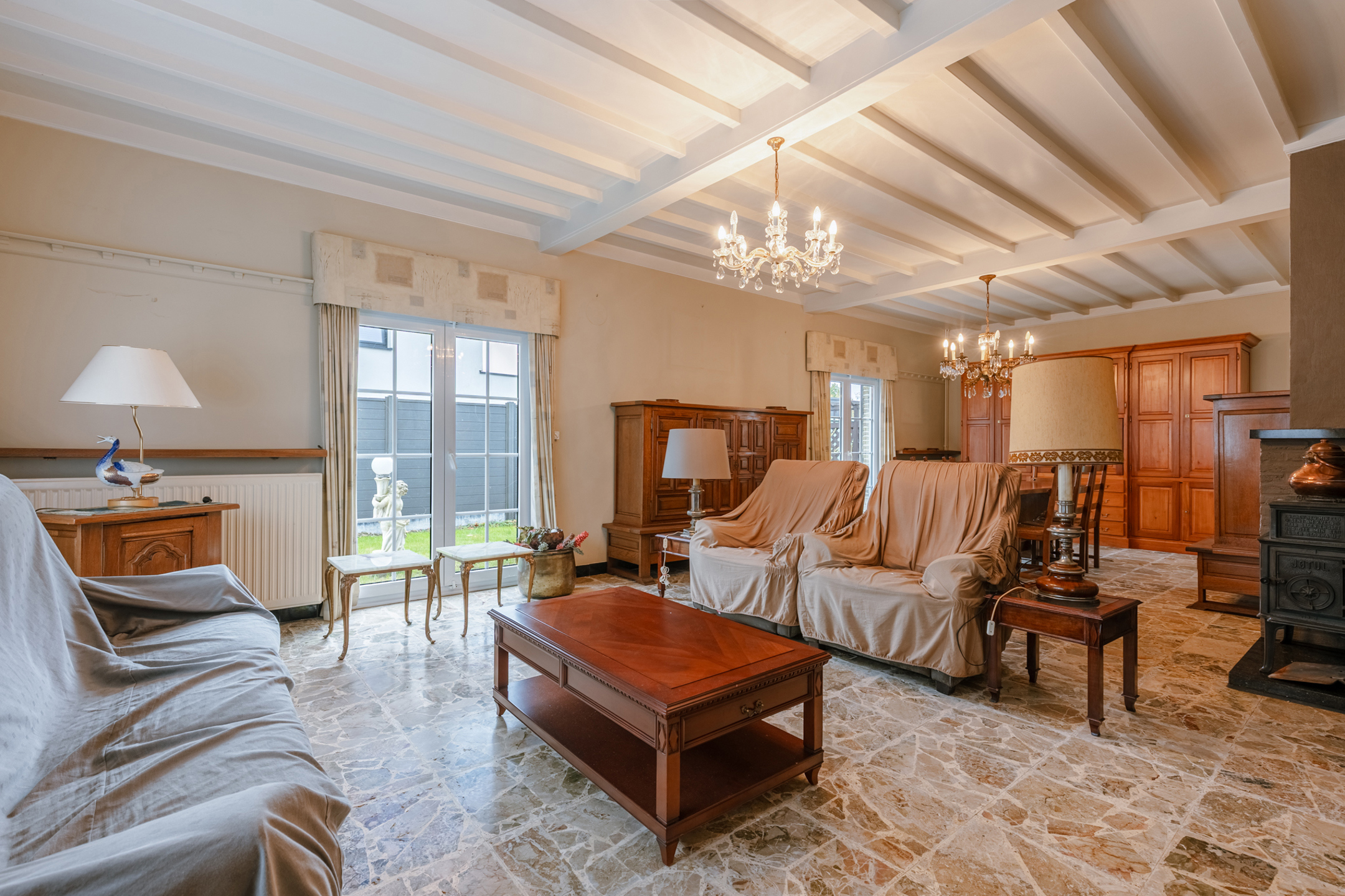 Charmante te renoveren gezinswoning met ruimte en karakter - foto 1