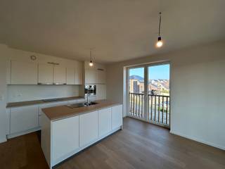<strong>Lichtrijk BEN appartement van ca. 96 m² gelegen op de eerste verdieping van het nieuwbouwproject Rapidpark in hartje Bertem!</strong><br /><br />Het appartement beschikt over een leefruimte met volledig uitgeruste open keuken met kookeiland en aansluitend ruim terras van ca. 15 m², twee slaapkamers, een badkamer met lavabomeubel en inloopdouche, een berging/wasplaats, apart toilet en een bureauruimte.<br />Er is tevens een ondergrondse parkeerplaats en een kelderberging begrepen in de huur.<br />Alles afgewerkt met hoogwaardige materialen en bijgevolg instapklaar! Het appartement is voorzien van zonnepanelen en geothermische warmtepomp.<br />Huurprijs 1.300€/maand + 125€/maand gemeenschappelijke kosten - Beschikbaar vanaf 1 december 2026. <br /><br />Gemeenschappelijke parktuin waardoor het appartement baadt in het groen!<br />Gelegen in de buurt van scholen, openbaar vervoer, E40/E314 en centraal op de as Leuven - Brussel.<br /><br /><strong>interesse? Mail naar linda@immogve.be of bel naar 016/56.56.14</strong>