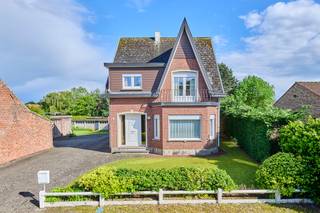 <span><strong>Residentieel gelegen woning met charmante uitstraling op een zuid-oostelijk georiënteerd perceel van 4a40ca</strong>. Deze open bebouwing op de Keulsekarstraat 11 is gesitueerd in een rustige woonstraat. Hier p</span><span>rofiteer je van een vlotte verbinding naar het centrum met winkels, horeca en scholen. Ook vlakbij belangrijke invalswegen waardoor je van een ideale uitvalsbasis mag spreken. Dit is het pand bij uitstek voor wie op zoek is naar een degelijk gebouwde gezinswoning om je eigen stempel op te drukken. <br /></span><br /><span>Het pand is opgetrokken begin jaren '60 en is steeds picobello onderhouden. W<span>e hebben hier een bewoonbare oppervlakte van 186</span></span><span>m² (bron: EPC) en de indeling is als volgt:</span><br /><br /><span>Gelijkvloers</span><span>:</span><br /><span>Inkomhal met houten trap naar de eerste verdieping. De gezellige leefruimte is voldoende groot voor het plaatsen van een eet-en zithoek en is voorzien van een schouw. Aansluitend is er een aparte keuken die momenteel uitgerust is met een spoelbak, microgolf, kookplaat met dampkap, meerdere aanbouwkasten en er is eveneens ruimte voor een eettafel. Via een aparte sas is er toegang het toilet. </span><span>Extra troef; de veranda aan de achterzijde kan dienen als extra zithoek en heeft een mooi zicht op de tuin. </span><br /><br /><span>Verdieping</span><span>:</span><br /><span>Deze etage omvat een hal met toegang tot</span><span> </span><span>3 slaapkamers. De badkamer is voorzien van een lavabo, toilet en ligbad. Tot slot is er nog een uitschuifbare trap met toegang tot de geïsoleerde zolder waar je met gemak extra spullen kan opbergen. <br /></span><br /><span>Kelder</span><span>: </span><br /><span>Handige voorraadkelder die perfect kan dienen als koele berging. CV-ketel op mazout en gasaansluiting reeds aanwezig.</span><br /><br /><span>Tuin</span><span>:</span><br /><span>Mooi perceel van 4a40ca met oprit die leidt naar de garage (ca. 30m²) waar je met gemak een wagen kan parkeren en spullen kan opbergen. Dankzij de gunstige oriëntatie geniet je in de tuin van 's ochtends van de zon in alle privacy.</span><br /><br /><span><span>EPC-label F waardoor de renovatieverplichting van toepassing is. </span><span><br />PVC ramen met dubbele beglazing en CV op stookolie (gasaansluiting aanwezig). De elektriciteit is eveneens te moderniseren. Het asbestattest is voorhanden en de woning is niet asbestveilig bevonden, zie "downloads".</span><br /><br />Is jouw interesse opgewekt na het lezen van dit zoekertje? Contacteer ons vandaag nog en dan plannen we een bezoek in ter plaatse. <br /><br />Wij ontzorgen je ook voor de <strong>verkoop</strong> van je <strong>huidige woning</strong>! Voor meer uitleg helpen we je graag verder.</span>