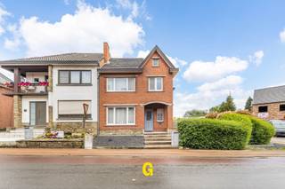 Langs de Oude Statiestraat ter hoogte van nummer 9 bevindt zich deze aantrekkelijk gerenoveerde halfopen woning, gelegen op een perceel van 4a 45ca.<br /><br />Op slechts enkele minuutjes wandelen of fietsen treft men het dorpsplein van deze bloeiende gemeente. Hier vindt men alles wat men dagelijks nodig heeft, zoals bakkers, de slager, gezellige eetzaakjes, apotheken, scholen en meerdere supermarkten. Op heden wordt volop gewerkt aan de herinrichting van het centrum met meer groen en open ruimte, hetgeen deze mooie dorpskern merkbaar zal opwaarderen. Het centrum van Bilzen ligt op slechts een viertal kilometer. Dankzij de nabijheid van de E313, op slechts anderhalve kilometer, zijn omliggende steden bovendien vlot bereikbaar.<br /><br />De woning onderging omstreeks 2016 een grondige renovatie en werd nadien door de huidige eigenaars verder met veel smaak afgewerkt en opgefrist. Daarbij werd veel aandacht besteed aan sfeer en uitstraling, met onder meer de mooie steenparket vloeren in visgraat, doorlopend van in de leefruimte tot in de keuken, de knappe glazen steellook deuren en schilderwerken. Het resultaat is een aantrekkelijke woning met een warme uitstraling en een aangename, praktische indeling. <br /><br />De koper zal hier onmiddellijk kunnen inhuizen, met nog mogelijkheden om op eigen tempo verder te optimaliseren zonder dat echt dringende werken aan de orde zijn.<br /><br />INDELING / OMSCHRIJVING<br />Gelijkvloers<br />-Inkomhal met gastentoilet en glazen steellook deuren naar leefruimte en keuken <br />-Gezellige leefruimte met pelletkachel, ingericht met zithoek en eetplaats <br />-Comfortabele leefkeuken met eiland en eethoek, uitgerust met oven, combi-oven, vaatwasser, kookplaat en dampkap <br />-Veranda aansluitend op de leefruimte, afgewerkt met een leuke vernieuwde tegelvloer <br />-Ruime praktische berging met voorzieningen voor wasplaats <br />Verdieping<br />-Nachthal <br />-Drie volwaardige slaapkamers, netjes opgefrist met vernieuwde laminaatvloeren en schilderwerken <br />-Badkamer <br />Zolder<br />-Bereikbaar via luik, met uitbreidingsmogelijkheden mits plaatsing van een vaste trap <br />Kelder<br />Buitenomgeving<br />-Ruim terras met tuinberging <br />-Verzorgde tuin <br />-Parkeerplaats voor minstens twee wagens <br /><br />Enkele technische kenmerken samengevat:<br />-EPC: 380 kWh/m² p.j. – label D – geen renovatieplicht, met efficiënte mogelijkheden tot een grondige verbetering, zonder dat dit dringend hoeft te zijn. Concrete toelichting hierover tijdens een vrijblijvend bezoek. <br />-Elektrische installatie conform, met bijhorend attest <br />- Asbestveilig<br /><br />Deze halfopen woning kan een interessant aanbod zijn voor wie op zoek is naar een aantrekkelijk gerenoveerde halfopen woning met een degelijke structuur, een aangename open en tegelijkertijd knusse indeling, smaakvol en fris afgewerkt, klaar om onmiddellijk te bewonen – gunstig, centraal gelegen vlak bij het centrum van een fijne gemoedelijke gemeente zoals Hoeselt.