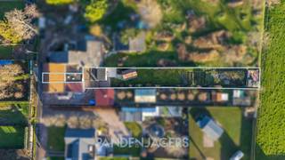 Deze te moderniseren rijwoning is gelegen in een rustige, doodlopende straat en biedt een mooie combinatie van ruimte, potentieel en een uitzonderlijk groen uitzicht. <br /><br />De woning beschikt over een ruime leefruimte met eetplaats en achterliggende kamers, die samen een ideale basis vormen om er een hedendaagse woonomgeving te creëren, en dit volledig naar eigen smaak. Op de eerste verdieping zijn er verder nog 2 tot 3 slaapkamers ter beschikking. <br /><br />Daarnaast is er een garage, bereikbaar via een erfdienstbare weg langs het naastliggende perceel. Achteraan geniet u van een diepe tuin met open zicht op achterliggende weilanden, een zeldzame troef voor wie houdt van rust, privacy en natuur.<br /><br />Extra pluspunten zijn het EPC-label D (geen renovatieverplichting) en de conforme elektrische installatie, wat deze woning bijzonder interessant maakt voor zowel starters als investeerders.<br /><br />Pandenjagers is een innovatief vastgoedkantoor en kiest bewust voor een unieke en transparante aanpak. Bij ons bestaat de totale aankoopprijs altijd uit twee duidelijke onderdelen: de vraagprijs die bovenaan in de advertentie vermeld staat, plus onze vaste commissie van 10.000 euro incl. BTW. Dankzij deze open prijsstructuur krijgt u als koper vanaf het eerste moment een eerlijke inkijk hoe de totale prijs van het pand tot stand is gekomen.<br /><br />Interesse? Contacteer ons via 0465 08 26 69 of info@pandenjagers.be.