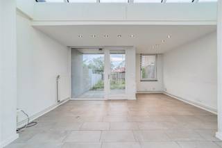 <p><span>Op een boogscheut van het </span><span>centrum van Ekeren</span><span>, staat in de rustige Pastorijveld deze </span><span>super leuke gerenoveerde woning met 3 tot 4 slaapkamers te koop</span><span>. </span></p><p><span> </span></p><p><span>Ideaal gelegen vlakbij de </span><span>Antwerpse haven</span><span> en op enkele minuten wandelen bereik je het </span><span>natuurgebied Oude Landen</span><span>, een </span><span>groene oase </span><span>midden in Ekeren! </span></p><p><span> </span></p><p><span>Bovendien zijn er in de directe omgeving verschillende winkels, supermarkten en scholen te vinden.</span></p><p><span> </span></p><p><span>Indeling</span></p><p><span> </span></p><p><span>Gelijkvloerse verdieping</span></p><p><span>- inkomhal</span></p><p><span>- apart gastentoilet</span></p><p><span>- woonkamer met nieuwe vloer</span></p><p><span>- eetkamer</span></p><p><span>- gerenoveerde keuken</span></p><p><span>- super zonnige tuin met terras</span></p><p><span>- kelder </span></p><p><span> </span></p><p><span>Eerste verdieping</span></p><p><span>- slaapkamer 1 </span></p><p><span>- slaapkamer 2 </span></p><p><span>- badkamer met douche, lavabo en toilet (2023)</span></p><p><span> </span></p><p><span>Tweede verdieping</span></p><p><span>- slaapkamer 3 (mansardekamer)</span></p><p><span>- kamer 4 of bureel (nu berging met CV ketel)</span></p><p><span> </span></p><p><span>Troeven</span></p><p><span>- centrale ligging in Ekeren</span></p><p><span>- kei toffe tuin</span></p><p><span>- nieuwe CV op aardgas (2023)</span></p><p><span>- dubbele beglazing </span></p><p><span>- vrij bij akte</span></p><p><span> </span></p><p><span>Ben jij geïnteresseerd in dit huis te koop in Ekeren, ben je op zoek naar ander vastgoed of wens je de waarde van jouw eigendom te kennen? Dan ben je bij BOLT immo aan het juiste adres! Wij helpen jou graag verder.</span></p><p><span> </span></p>