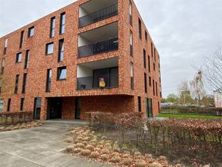 Situé à proximité du centre d'Alost, avec des magasins, des transports publics et d'autres commodités accessibles à pied, cet appartement aménagé...