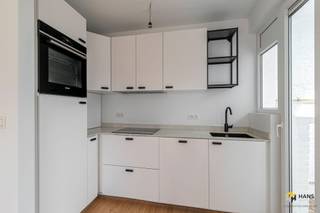 <p><span> </span></p><p><span>Gerenoveerd appartement (.60m²) met 2 slaapkamers en terras (3 m²) in Deurne.</span></p><p><span> </span></p><p><span>kan verhuurd worden aan 875€ + 70€ kosten = 4,6% opbrengst ! </span></p><p><span> </span></p><p><span>In de Alfons Schneiderlaan woon je vlakbij het gemeentepark Bremweide en het Rivierenhof en geniet je van een goede verbinding met bus en tram. Ook zijn er tal van velo-stations te vinden en met de wagen bereik je in- en uitvalswegen in slechts enkele minuten. Aan winkels en supermarkten is er geen gebrek in de nabije omgeving.</span></p><p><span> </span></p><p><span>Het appartement bevindt zich op de tweede verdieping van een kleinschalig gebouw van 2 hoog, waarvan het dak in 2012 geïsoleerd is (10 centimeter). Het is zonet tot in de puntjes gerenoveerd, waardoor je hier zonder zorgen je intrek kan nemen. Nieuwe vloeren, nieuwe keuken en badkamer, vernieuwde elektriciteit, … ook de muren zijn reeds voorzien van een likje verf zodat jij hier slechts je dozen moet uitpakken, handiger kan het haast niet!</span></p><p><span> </span></p><p><span>Binnenkomen doe je in de hal met ingemaakte vestiairekast en aparte wc. Vervolgens bereik je de lichtrijke leefruimte, goed voor een oppervlakte van zo’n 28 m². De open keuken is uitgerust met een kookvuur, dampkap, spoelbak, ingebouwde oven, vaatwasser en frigo met vriesvak. Van hieruit heb je toegang tot het noord-oost-georiënteerde terrasje (3 m²). Verder beschikt het appartement nog over 2 slaapkamers (5 m² en 15 m²) en een badkamer met douchecabine, handdoekdroger en lavabomeubel. Ook heb je ruimte om een wasmachine te plaatsen.</span></p><p><span> </span></p><p><span>Ben je op zoek naar een interessante investering of een startersappartement? Mis deze kans niet!</span></p><p><span> Bewoonbare opp. 60 m² ref.: bruto vloeropp. Voor meer info of een gratis schatting surf naar </span><span><span>www.hansimmo.be</span></span></p><p><span> </span></p>