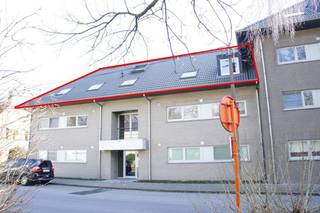 Indeling van het appartement:- inkomhal met toilet met handwasser- ruime leefruimte (37m²)- volledig geïnstalleerde open keuken- zuid-gericht terras (6m²) - badkamer (7m²) met bad, douche en dubbele lavabo - slaapkamer 1 (11m²) - slaapkamer 2 (18m²) - slaapkamer 3 (18m²) - berging 1 (7m²) met mogelijkheid tot aansluiten wasmachine en droogkast - berging 2 (7m²) - ruime zolderberging (30m²) Wij bieden dit appartement aan voor een tijdelijke huurperiode, met als uiterste einddatum 1 februari 2028.Algemeen: - gemeenschappelijke (vaste) kosten: €75,00 per maand- beschikbaarheid: 01/08/2026 tot 01/02/2028- garagebox inbegrepen- gemeenschappelijke fietsenbergingInteresse? Vraag snel een bezoek aan via www.dewaele.com!