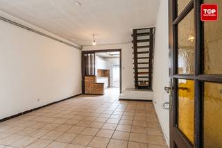 Deze woning bevindt zich in een rustige woonstraat in het hart van Ledeberg, op korte afstand van het centrum van Gent. De ligging combineert...