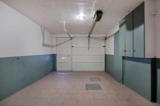 <p>Te koop: gesloten stadswoning in het centrum van Mechelen, gelegen in de Spiegelstraat, op wandelafstand van winkels, horeca, openbaar vervoer én een stadspark.</p>

<p>Deze charmante woning combineert karakter met praktische troeven. Dankzij de conforme attesten (EPC D, elektrische keuring, asbestveilig) koopt u met zekerheid. De centrale ligging maakt dat u alle stadsvoorzieningen binnen handbereik hebt, terwijl de grote garage en berging uitzonderlijk veel opbergruimte bieden in het hart van de stad. Bovendien beschikt deze woning over een ruim terras.</p>

<p>Belangrijkste ruimtes:<br />• Gezellige woonkamer met ruimte voor eet- en zithoek<br />• Functionele keuken met toegang tot een ruim terras<br />• Twee slaapkamers, ideaal voor een koppel of klein gezin<br />• Grote garage met extra bergruimte<br />• Kelder</p>

<p>Troeven:<br />• Conforme attesten: EPC D, elektrische keuring, asbestveilig<br />• Centraal gelegen stadswoning in Mechelen<br />• Grote garage en berging<br />• Ruim terras<br />• Op wandelafstand van een stadspark</p>

<p>Neem vandaag nog contact op met uw ERA-makelaar voor een bezoek.</p>

<p>JOUW DROOMHUIS. ZO GEVONDEN!</p>