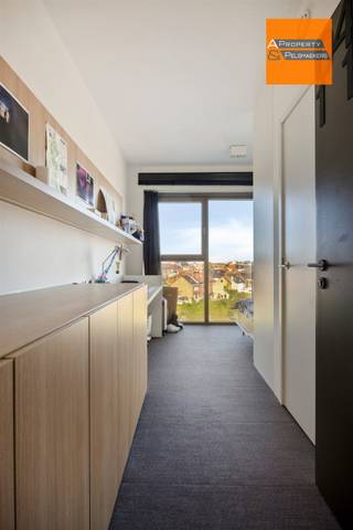 <p><span>À la recherche d'un investissement immobilier intéressant dans un emplacement privilégié ? Alors ce studio vaut certainement le détour.</span></p><p><span> </span></p><p><span>Ce studio moderne de 19 m² est actuellement loué avec un contrat de bail d'un an, vous garantissant ainsi des revenus locatifs dès le premier jour. Cela représente également une sécurité supplémentaire en vue de la prochaine année académique.</span></p><p><span>Le studio est situé au quatrième étage de l'immeuble, offrant ainsi un environnement calme ainsi qu'une agréable vue verdoyante. Grâce à son label EPC A, le bien bénéficie dune excellente performance énergétique. De plus, le studio est entièrement exempt d'amiante et l'installation électrique dispose dune attestation de conformité.</span></p><p><span> </span></p><p><span>Le studio lui-même présente de nombreux atouts, mais l'immeuble offre également de nombreux avantages. Il s'agit dune résidence récente disposant d'un vaste local à vélos, d'un espace commun agréable où les résidents peuvent étudier ou se détendre avec leurs colocataires, dune buanderie pratique ainsi que de la possibilité de louer une place de parking pour une voiture.</span></p><p><span> </span></p><p><span>Un investissement idéal pour ceux qui recherchent un placement immobilier sans souci, bénéficiant dune excellente localisation et de belles opportunités locatives.</span></p><p><span> </span></p><p><span>Intéressé(e) ? Contactez-nous rapidement afin d'organiser une visite personnalisée.</span></p>