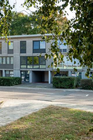 Ligging: Volledig vakkundig gerenoveerde (2023!)bel etage woning met 3-4 slaapkamers en groot terras achteraan.De wijk rond de Bosuil staat bekend om...