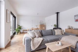 In het landelijke Gooik stellen wij u deze half open bebouwing voor met tuin en garage op 12are90. Mooi zicht vanuit de leefruimten naar de weilanden ! Deze woning bestaat uit een inkomhal met gastentoilet, living / eetplaats met houtkachel, ingerichte keuken met ontbijthoek en garage. het verdiep herbergt 3 slaapkamers, badkamer en toilet. Inrichtbare zolder bereikbaar via uittrekbare trap. Volledig onderkeldert. CV elektrische vloerverwarming, dubbele beglazing. EPC E 434 met renovatieverplichting. Te bezoeken