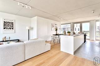 <strong>Vrijdag 28/11 - BEZOEKMOMENT van 16u tot 18u! </strong><br />LUXUEUS en UNIEK NIEUWBOUWPROJECT tegenover de HIPPODROOM en op wandelafstand van het centrum van Waregem. 9 LUXE-APPARTEMENTEN en 1 POLYVANTE HANDELSRUIMTE. 1 of 2 SLK met telkens GROOT TERRAS(SEN).  + 21% BTW. <br />Indeling: inkom met apart toilet, berging, luxe-keuken, ruime gezellige lichtrijke leefruimte, geïnstalleerde badkamer, keuze uit 1 of 2 slaapkamers. GROOT TERRAS. TROEVEN: BETONNEN gevelpanelen, verwarming met WARMTEPOMP, LUXE-AFWERKING (PARKET, inmaakkasten, etc), TOPGELEGEN aan de HIPPODROOM! <br />Meer info of een bezoek: Charlotte@immobeguin.be