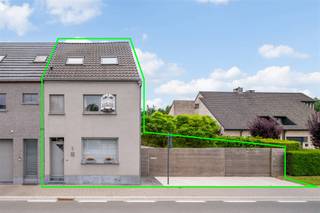 BEZOEKMOMENT woensdag 16/07 - op afspraak In een groene omgeving vind je deze verzorgde halfopen woning, waar ruimte, functionaliteit en gezelligheid...