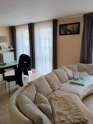 Appartement gelegen te Arnold Maesstraat 19, 3500 Hasselt voor 260 000 EUR met 2 slaapkamers , Douche, Bad , Living , Keuken , Berging , Binnen parking in de kelder. Eventueel Buitenparking voor 15 000EUR extra , Met of zonder trouwe huurder aan 820euro/maand