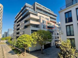 <p>Dit stijlvolle, energiezuinig (D) en lichtrijke appartement, gelegen op de vierde verdieping van de moderne residentie "Manhattan View" (bouwjaar 2011), biedt een unieke combinatie van comfort, uitzicht en locatie. De perfecte ligging aan de Emile Jacqmainlaan plaatst u op wandelafstand van hotspots zoals de levendige Nieuwstraat, metro Rogier, het Manhattan Center en de iconische Grote Markt. Met een bewoonbare oppervlakte van 58 m² beschikt dit appartement over een ruime, lichte woonkamer met een volledig ingerichte open keuken, een comfortabele volwaardige slaapkamer op de rustige binnenkant van de residentie en een moderne badkamer met inloopdouche, wastafel en toilet. Een van de absolute troeven van dit appartement is het zuid-georiënteerde zonneterras van bijna 6 m²! Bijkomende voordelen zijn de uitstekende mobiliteitsverbindingen naar de Brusselse Ring, de autosnelwegen E40 en E19, en de mogelijkheid om een ondergrondse parkeerplaats aan te kopen. Dit instapklare appartement is momenteel verhuurd, waardoor het een aantrekkelijke investering is voor wie zoekt naar een zorgeloos rendement. Een ideale woning voor zowel stadsbewoners als expats! Voor meer informatie of een eerste bezoek, neem contact op met Frederik via +32 498 476 221 / frederik@immo-time.be.</p>