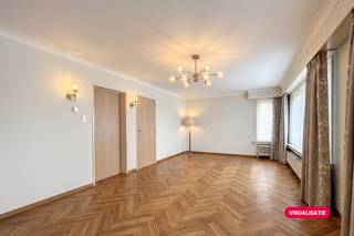 De indeling is als volgt:<br />- Grote leefruimte met een gezellige zit- en eethoek met toegang tot de handig ingerichte keuken.<br />- 2 slaapkamers waarvan 1 grote en 1 kleinere die eventueel ook kan dienen als bureau of dressing.<br />- Badkamer voorzien van een ligbad en een enkele lavabo.<br />- Berging/wasplaats met aansluiting voor wasmachine.<br /><br />Bijzonderheden:<br />- BJ: 1993 – Renovatiejaar: 2018.<br />- EPC: C-label, elektriciteit conform gekeurd, asbestattestveilig<br />- Technieken: dubbele beglazing, CV op aardgas (radiatoren).<br />- Garage inbegrepen in de prijs.<br />- Investering: het pand wordt momenteel verhuurd (vraag naar de voorwaarden en uw persoonlijke rendementsberekening via ons kantoor).<br /><br />Interesse in dit gelijkvloers appartement in een rustige buurt in de Noorderkempen?<br />Vraag je bezoek aan via veerle.pierar@dewaele.com of 03/369.42.50.<br /><br />Deze AI-visualisaties zijn bedoeld als inspiratie. Er werd geen rekening gehouden met technische specificaties, stedenbouwkundige voorschriften of de concrete mogelijkheden tot realisatie.<br /><br />(ver-)Kopen of (ver-)huren in de Noorderkempen?<br />Met vragen kan u altijd bij ons terecht!<br />Dewaele Vastgoed<br /><br />Bestuursmaatregelen in het maatregelenregister: nee