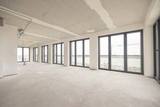 This shell apartment with beautiful terraces offers an exceptional opportunity to create a home completely to your own desires and needs. Whether you opt for a loft-like look or a more classic layout, the possibilities are virtually unlimited.<br />Located on a prime location with frontal views of the Schelde, with easy access to the city center, stores and restaurants. An ideal location therefore for those seeking the combination of tranquility and city amenities.<br />Cellar storage and 3 car parking spaces included.<br />EPC in application.