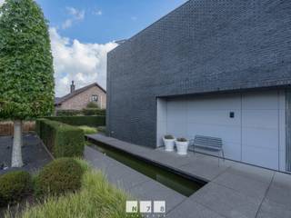 <strong>STIJLVOLLE VILLAWONING MET VERWARMD ZWEMBAD & POOLHOUSE OP 9A85CA IN ROTEM.</strong><br /><br /><strong>TROEVEN<br /></strong>- Rustig en groen gelegen in Rotem, met zicht op het achterliggende weiland.<br />- Op korte afstand van natuurgebied Bergerven, ideaal voor wandelingen, fietsen en genieten van de natuur.<br />- Hoogwaardige en stijlvolle afwerking met veel maatwerk.<br />- Ruime leefkeuken met hoogwaardige inbouwapparatuur en directe verbinding met terras en tuin.<br />- 3 Slaapkamers en een volledig uitgeruste badkamer.<br />- Volledig onderkelderd + ruime inpandige garage.<br />- Zonnepanelen & airconditioning in de slaapkamers.<br />- Aangelegde, omheinde tuin met beregeningssysteem en fraaie waterpartij.<br />- Verwarmd overloopzwembad met kindvriendelijke afdekking & volledig ingericht poolhouse.<br />- Instapklaar geheel met een uitgesproken combinatie van comfort, functionaliteit en luxe.<br /><br /><strong>KELDERVERDIEPING</strong><br />- Volledig onderkelderd: ingedeeld in verschillende ruimtes.<br /><br /><strong>GELIJKVLOERS</strong><br />- Inkomhal (1,05m x 5,55m = 5,83 m²): inbouwkast, tegelvloer.<br />- Woonkamer (6,30m x 4,35m = 27,41 m²): gashaard, maatwerk, parketvloer.<br />- Bureau/speelkamer (3,90m x 2,45m = 9,56 m²): parketvloer.<br />- Keuken (7,90m x 3,85m = 30,42 m²): leefkeuken geïnstalleerd met onder- en bovenkasten, lades, oven, combi-oven, inductiekookplaat, vaatwasser, dampkap, schuifraam naar tuin, schuifraam naar betegeld terras, tegelvloer.<br />- Toilet (1,75m x 0,90m = 1,58 m²): hangtoilet, lavabo, onderkast, tegelvoer.<br />- Berging (2,40m x 3,85m = 9,24 m²): aansluiting wasmachine en droogkast, douche, lavabo, tegelvoer.<br />- Inpandige garage (5,00m x 5,55m = 27,75 m²): sectionale toegangspoort, tegelvoer.<br /><br /><strong>VERDIEPING +01</strong><br />- Overloop (6,30m x 2,10m = 13,23 m²): laminaatvloer.<br />- Badkamer (3,05m x 3,90m = 11,90 m²): ingericht met dubbele lavabo, onderkast, inloopdouche, ligbad, hangtoilet, tv aansluiting, tegelvloer.<br />- Slaapkamer 1 (4,05m x 4,35m = 17,62 m²): airco, laminaatvloer.<br />- Nachthal/dressing (2,25m x 3,20m = 7,20 m²): ingebouwde kasten, laminaatvloer.<br />- Slaapkamer 2 (5,00m x 3,15m = 15,75 m²): maatwerk (kasten en bureau), airco, laminaatvloer.<br />- Slaapkamer 3 (5,00m x 3,00m = 15,00 m²): airco, laminaatvloer.<br /><br /><strong>EXTERIEUR</strong><br />- Aangelegde voortuin met waterpartij.<br />- Beklinderde parkeerplaatsen.<br />- Omheinde tuin met zicht op achterliggend weiland<br />- Beregeningsysteem.<br />- Verwarmd overloopzwembad met kindvriendelijke afdekking.<br />- Poolhouse ingericht met sanitaire cel (douche, toilet, lavabo en onderkast), buitenkeuken voorzien van koelkast, wasbak en ladekasten, tuinberging & overdekt terras.<br /><br />Bekijkt u deze advertentie via een aanverwante vastgoedsite, surf dan zeker naar onze website www.N78vastgoed.be voor een uitgebreide beschrijving en foto's. Meer info: +32 (0)89 86 18 88 of info@N78vastgoed.be.