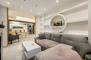 - Verzorgde, volledig gerenoveerde woning <br />- Energiezuinig: EPC label B (181 kWh/m²/jaar, UC: 3109430)<br />- Centrale ligging in Menen: Ostenstraat 11<br />- 4 slaapkamers<br />- 2 badkamers<br />- Stadstuin met terras<br />- Kelder<br />- Conforme elektriciteit<br />- Centrale verwarming op aardgas met condensatieketel + houtkachel<br />- Aangesloten regenwaterput van 2.500 liter<br />- Asbestveilig<br />- Richtprijs: € 269.000