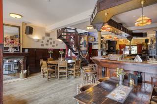 Meersel-Dreef, het kleinste dorp van Hoogstraten tegen de Nederlandse grens, is een toeristische trekpleister en daarom de ideale locatie voor deze gezellige bruine kroeg. Het gaat om een kwalitatieve totaalrenovatie, de inrichting is echt charmant, het onderhoud onberispelijk, het tuinterras uiterst gezellig én boven kan je verblijven in een sfeervolle studio met groot dakterras en prachtig groen uitzicht.Het perceel is 12 meter breed , circa 42 meter diep wat een mooie grondoppervlakte geeft van iets meer dan 500 m². Het handelsgelijkvloers is een goede 100 m² groot, voorzien van een professionele keuken en koeling, heeft een gezellig terras vooraan, overdekt terras achteraan en een door groen omgeven tuinterras. Op de verdieping is een sfeervolle woonst met leef-/slaapgedeelte voorzien van een badkamer, berging, toilet en een even groot dakterras maar liefst 50m². De harmonieuze warme kleuren, rijke stoffen en compacte indeling geven je instant het gevoel van een hotelsuite. Zodoende kan de verdieping ook perfect als gastenkamer in een toeristisch aantrekkelijke regio via Airbnb aangeboden of uitgebaat worden.Ook voor het handelsgelijkvloers is er potentieel voor andere activiteiten zoals een winkel, praktijk, feestzaal, catering, kinderopvang, ... Diversen:Gunstig EPC, keuring elektriciteit conform, asbestveilig, in perfecte staat.Nieuwe cv en warmwaterketel op gas en boven airco voor koelen en verwarmen.Meubilair en uitrusting OPTIONEEL, bespreekbaarUniek aanbod, mooie opportuniteit, iets wat je gezien moet hebben om de charme te ervaren.Bel +32 468 320 677 of mail naar leen.van.bavel@dewaele.com