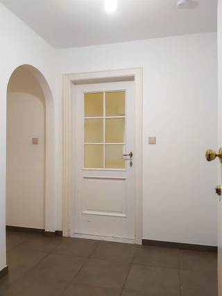 <p><span>Ontdek dit ruime, gelijkvloerse appartement langs de Boudewijnlaan 13 in Maasmechelen. Gelegen in een verzorgd gebouw, biedt dit appartement een sterke basis met veel potentieel om naar eigen smaak te moderniseren. Dankzij de centrale ligging bevinden winkels, openbaar vervoer en belangrijke invalswegen zich in de nabije omgeving. </span></p><p><span>Bij het binnenkomen komt u in de inkomhal die toegang geeft tot alle ruimtes. De badkamer is uitgerust met een ligbad en lavabo, de wc bevindt zich in een aparte ruimte.</span></p><p><span>Het appartement beschikt over twee slaapkamers, beide voorzien van praktische inbouwkasten, ideaal voor wie houdt van voldoende opbergruimte.</span></p><p><span>In de ruime leefruimte geniet u van een aangename lichtinval en tal van indelingsmogelijkheden. De aansluitende keuken werd recent vernieuwd en is volledig uitgerust met moderne toestellen: een vaatwasser, inductiekookplaat met dampkap, oven, combi-oven en inbouwkoelkast. Aansluitend vindt u een handige berging met aansluiting voor wasmachine en/of droogkast.</span></p><p><span>Extra troeven:</span></p><ul><li><span> Private kelderberging</span></li><li><span> 1 autostaanplaats voor het gebouw</span></li><li><span> EPC-label C</span></li></ul><p><span>Let op:</span><span> er is geen terras of tuin aanwezig.</span></p><p><span> </span></p><p><span>Dit appartement biedt een solide basis en een uitstekende ligging ideaal voor starters, investeerders of wie graag zijn eigen stempel drukt op zijn woning!</span></p><p><span>Voor meer informatie of een bezichtiging, contacteer ons via 0484.35.70.31 of <span>diana@jemar.be</span></span><span>!</span></p>