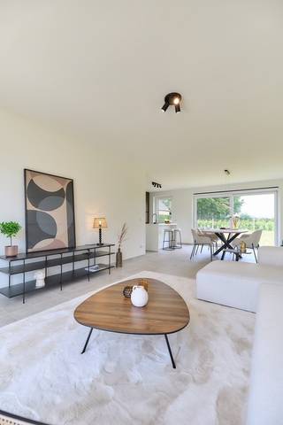 Hectaar realiseert twee energiezuinige en praktisch ingedeelde halfopen bebouwingen binnen een kleinschalig en kwalitatief project in Denderleeuw. De woningen bevinden zich vlakbij alle dagelijkse voorzieningen binnen handbereik: winkels, scholen, openbaar vervoer. Daarnaast zorgen de vlotte verbindingen richting Ninove, Aalst en Brussel voor een uitstekende bereikbaarheid. De combinatie van een centrale ligging en een aangename woonomgeving maakt dit project ideaal voor gezinnen en pendelaars. <br /><br />Elke woning wordt doordacht ontworpen met oog voor comfort, energiezuinigheid en functionaliteit. Bovendien krijgt de koper de mogelijkheid om de woning volledig naar eigen smaak af te werken. In samenspraak met onze vaste partnerleveranciers kies je zelf materialen en afwerkingen binnen jouw budget – zo creëer je een thuis die perfect aansluit bij jouw wensen.<br />(Foto’s zijn referentiebeelden van voorgaande projecten)<br /><br />Indeling Lot 19: inkomhal met gastentoilet en lichtrijke leefruimte met open keuken en berging. Op het verdiep ruime nachthal met apart toilet, 3 volwaardige slaapkamers (13,72m² - 12,17m² - 10,05m²) en een volledig uitgeruste badkamer met ligbad, inloopdouche en dubbele lavabo.<br />De zolder is bereikbaar via een zolderluik.<br /><br /><strong>Troeven van deze woning:</strong>
<ul>
<li>Energiezuinig; voorzien van lucht/water warmtepomp en zonnepalen </li>
<li>Opritzone met plaats voor carport</li>
<li>Praktische en lichtrijke indeling;</li>
<li>Regenwaterput 7.500l aangesloten op toiletten, wasmachine en buitenkraan</li>
</ul>
<br />Dankzij de ligging en duurzame visie zijn deze woningen geschikt als vaste woonplaats of rendabele investering. Je koopt aan een vaste prijs en hebt de keuze om zelf je afwerking te bepalen of volledig ontzorgd te worden. Voor investeerders zoeken we bovendien gratis de eerste huurder, wat zorgt voor zekerheid én gemak.<br /><br />Wens je meer informatie over dit project? Contacteer ons vandaag nog voor meer details of een afspraak.