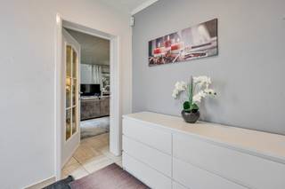 <div><i>MERELBEKE: Bent u op zoek naar een woning met grote tuin en garage? <br />Dan is dit de ideale woning voor u, hier u kan renoveren aan 6% btw!<br />Deze bungalow is biedt vele mogelijkheden, daar u de volledige zolder nog kan inrichten tot extra kamers. <br /><br />INDELING: <br />Via de ruime inkomhal met vestiaire kasten komt u binnen in een grote, lichtrijke leefruimte met open haard. <br />Verder loopt u door naar de ingerichte keuken, annex een praktische berging en toegang tot de veranda. <br />Verder tellen we 3 volwaardige slaapkamers, de badkamer en een 2de berging.<br /><br />Verder zien we nog de ruime garage, vele parkeerplaatsen en een grote tuin.<br /><br />TROEF: de zolder (+/-100 m2) met betonnen gewelf kan nog ingericht worden met extra kamers. <br />De woning beschikt ook over een kruipkelder onder de gehele woning.<br /><br />EXTRA TROEF: De ligging!<br />Op wandelafstand van het Gentbos en de Scheldevallei.<br />Het nieuwe sport- en recreatiepark Molenkouter, scholen, winkels, restaurants, en bushalte op wandelafstand. <br /><br />Voor een bezoek of meer informatie: bel Marianne 0478 38 12 88 - marianne@cornelis-partners.be<br />De opgegeven informatie en oppervlaktes zijn louter informatief en niet bindend.</i></div>