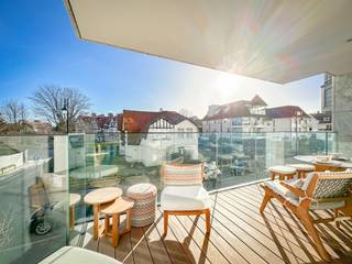 Subliem afgewerkt nieuwbouwappartement in het Zoute met zonnig terras en zicht op de villa's...<br /><br />Deze verkoop valt onder registratierechten. <br /><br />Indeling: Inkomhal met vestiaire en gastentoilet. Zonnige woonkamer met een open zicht over de villa's en toegang tot het zéér aangename terras (de totale terrasoppervlakte bedraagt 13 m²). Open keuken voorzien hoogwaardige materialen (marmer en Miele toestellen), gevolg door de eetkamer met zitbank. Berging. Masterbedroom met ingemaakte kasten en een ensuite douchekamer met inloopdouche. De tweede slaapkamer dient momenteel als dressing- en gastenslaapkamer en geniet eveneens van een ensuite douchekamer.<br /><br />Het appartement werd afgewerkt in 2022 en geniet van een superieure afwerkingsgraad met oog voor detail...<br /><br />Privatieve kelderberging in de residentie.<br /><br />Het huurcontract van een garagebox op slechts 50m van het appartement kan overgenomen worden!