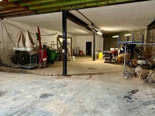 Welkom te Vossenkotstraat 38B te Sint-Niklaas. We vinden op de gelijkvloerse verdieping een doorrit naar het achtergelegen ruime magazijn van...