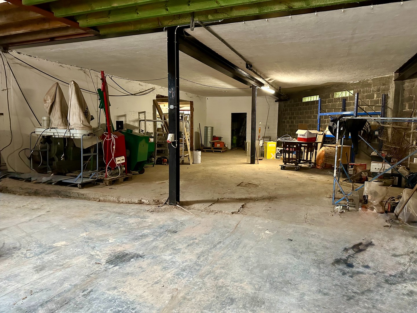 Magazijn 550 m2 met zonnepanelen. - photo 3