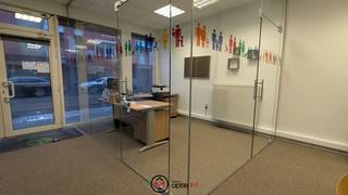 Ben je op zoek naar een verzorgd en praktisch handelspand te koop in Beringen? Dit instapklare kantoor van 104m² (bron EPC), gelegen in de Brugstraat 24/1, combineert een centrale ligging met een doordachte indeling. Ideaal voor wie professioneel wil werken in een toegankelijke en zichtbare omgeving.<br /><br /><strong>Indeling</strong><br />Bij het betreden van het pand kom je terecht in een nette onthaalzone die meteen een professionele indruk nalaat. Het handelspand beschikt over twee afzonderlijke kantoren, perfect voor geconcentreerd werken of individuele consultaties.<br />Centraal in het pand bevindt zich een ruime vergaderruimte, deze open ruimte is ideaal voor teamoverleg, presentaties of klantenontvangst.<br /><br /><em>Keuken &amp; bijkeuken:</em><br />Verder is er een praktische keuken met aansluitend een bijkeuken, handig voor opslag of extra voorzieningen.<br /><br /><em>Sanitair &amp; berging:</em><br />Het pand beschikt over een apart toilet en een bijkomende berging, wat het dagelijkse comfort alleen maar verhoogt.<br /><br /><strong>Troeven</strong>
<ul>
	<li>104 m² kantoorruimte met logische indeling</li>
	<li>Twee aparte kantoren + centrale vergaderruimte</li>
	<li>Natuurlijke lichtinval dankzij grote raampartijen</li>
	<li>Instapklaar en professioneel afgewerkt</li>
	<li>Geschikt voor vrije beroepen, diensten of administratie</li>
</ul>
<br />De combinatie van een instapklare staat, een centrale vergaderruimte en meerdere aparte kantoren maakt dit pand flexibel inzetbaar.<br />Perfect voor vrije beroepen, zelfstandigen, consultancy, administratie of dienstverlening die op zoek zijn naar een professioneel kantoor in Beringen.<br />Vastgoedinfo in aanvraag.<br /><br />Zie jij jouw onderneming hier al groeien?<br />Plan vandaag nog je bezoek en ontdek zelf dit handelspand te koop in Beringen.<br />contacteer ons op robby@optie-m.be<br />of bel 0473/36.08.56<br />Wil je weten wat jouw woning of handelspand waard is? Contacteer ons gerust via bovenstaande gegevens.<br />VG – WG – GVV – GMO