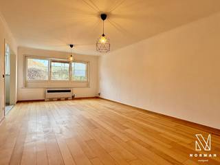 Dit appartement bevindt zich op de eerste verdieping en is bereikbaar via de gemeenschappelijke lift.Via de inkomhal is er verbinding naar de ruimte...