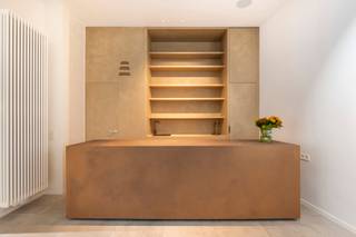 Op een centrale locatie, aan de binnenkort vernieuwde Paardenmarkt, in de historische binnenstad én luttele wandelminuten van het MAS en de Academie voor Schone Kunsten bevindt zich deze polyvalente handelsruimte (131m2). De vernieuwing van de Paardenmarkt zal de wandelstraat Lange Koepoortstraat verlengen via de Klapdorp. Een straat dat een mooie wandelverbinding zal maken tussen de leien en de historische binnenstad. <br />Een grote, hoge vitrine geeft toegang tot een ruime en lichte open ruimte. De hoge plafonds, met akoestische demping, in combinatie met de grote raampartijen voor- en achteraan versterken het ruimtelijke gevoel. De ruimte beschikt over een comfortabele keuken, geïntegreerd in de boekenkast, en een praktische bijkeuken. Het verplaatsbare barelement kan veelzijdig gebruikt worden. <br />De grote kelder (50m2) zorgt voor extra stockage. Er is tevens een sanitaire ruimte aanwezig. <br />Een ideale ruimte voor een galerij/expositieruimte of winkel, doch kan de ruimte eveneens dienst doen als kantoor.