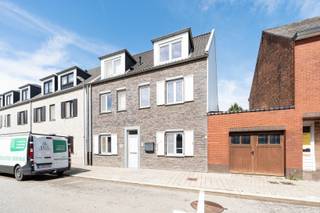 Bent u op zoek naar een verzorgd en instapklaar appartement op een aangename locatie in Mol? Dan is dit duplex appartement aan de Bresserdijk 17 zeker een bezoek waard.<br />Het appartement is gelegen in een rustige straat met een vlotte verbinding naar het centrum van Mol. Winkels, scholen, openbaar vervoer en andere dagelijkse voorzieningen bevinden zich op korte afstand. <br />Ook op vlak van parkeren is er aan comfort gedacht dankzij de aanwezige carport.<br />Het appartement dateert van 2018 en voldoet aan hedendaagse normen inzake wooncomfort en energieprestaties.<br /><strong>Troeven van dit appartement</strong>
<ul><li>Duplex appartement</li><li>2 slaapkamers</li><li>Praktische berging</li><li>Terras</li><li>Tuinberging</li><li>Carport</li><li>Label-B: energiezuinig</li><li>Rustige ligging nabij centrum</li><li>Nabij winkels, scholen en openbaar vervoer</li><li>Vlotte verbinding naar het centrum van Mol</li></ul>
Bent u op zoek naar een instapklaar appartement met een aangenaam terras en een gunstige ligging? Neem dan snel contact op voor meer informatie of een bezichtiging.