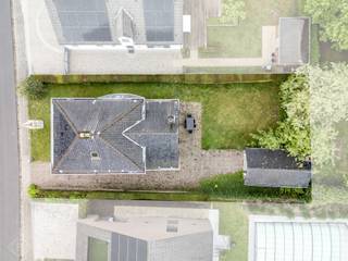 Met plezier stellen wij u deze instapklare gezinswoning voor in Heverlee, gelegen in de Raalbeeklaan, een gezellige doodlopende straat op een uitstekende locatie vlak bij Leuven. Dankzij de gunstige ligging geniet u van een vlotte verbinding naar het stadscentrum en de omliggende invalswegen, terwijl ook het openbaar vervoer binnen handbereik ligt. De woning is gelegen op een perceel van 485 m² en biedt bijzonder veel ruimte en comfort, met onder meer een vrijstaande garage met elektrische poort, een kelder, een zolderruimte en twee volwaardige verdiepingen. Bij het binnenkomen wordt u verwelkomd in een zeer ruime en sierlijke inkomhal, die meteen het aangename ruimtegevoel van de woning benadrukt. Op het gelijkvloers bevindt zich een lichtrijke en royale woonkamer met raampartijen rondom, waardoor de leefruimte baadt in natuurlijk licht. Aansluitend vindt u de uitgeruste keuken met gezellig ziteiland en zicht op de tuin, afgewerkt met kwalitatieve materialen en voorzien van alle nodige toestellen. Verder beschikt het gelijkvloers over een aparte bureauruimte en een gastentoilet. Op de bovenverdieping bevinden zich drie volwaardige slaapkamers en een badkamer. Buiten geniet u van een aangename tuin met tal van mogelijkheden, ideaal voor wie houdt van rust, groen en privacy. Kortom: een stevige, karaktervolle en instapklare gezinswoning met garage en tuin, gelegen op een rustige toplocatie in Heverlee. Interesse? Contacteer ons via info@homies.be of bel 016 22 82 22.