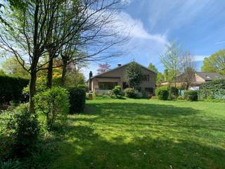 ****IN OPTIE****Deze zeer goed onderhouden, ruime villa ligt is gelegen op een toplocatie in de villawijk ”Bloemenwijk” in Zoersel. Nabij het centrum...